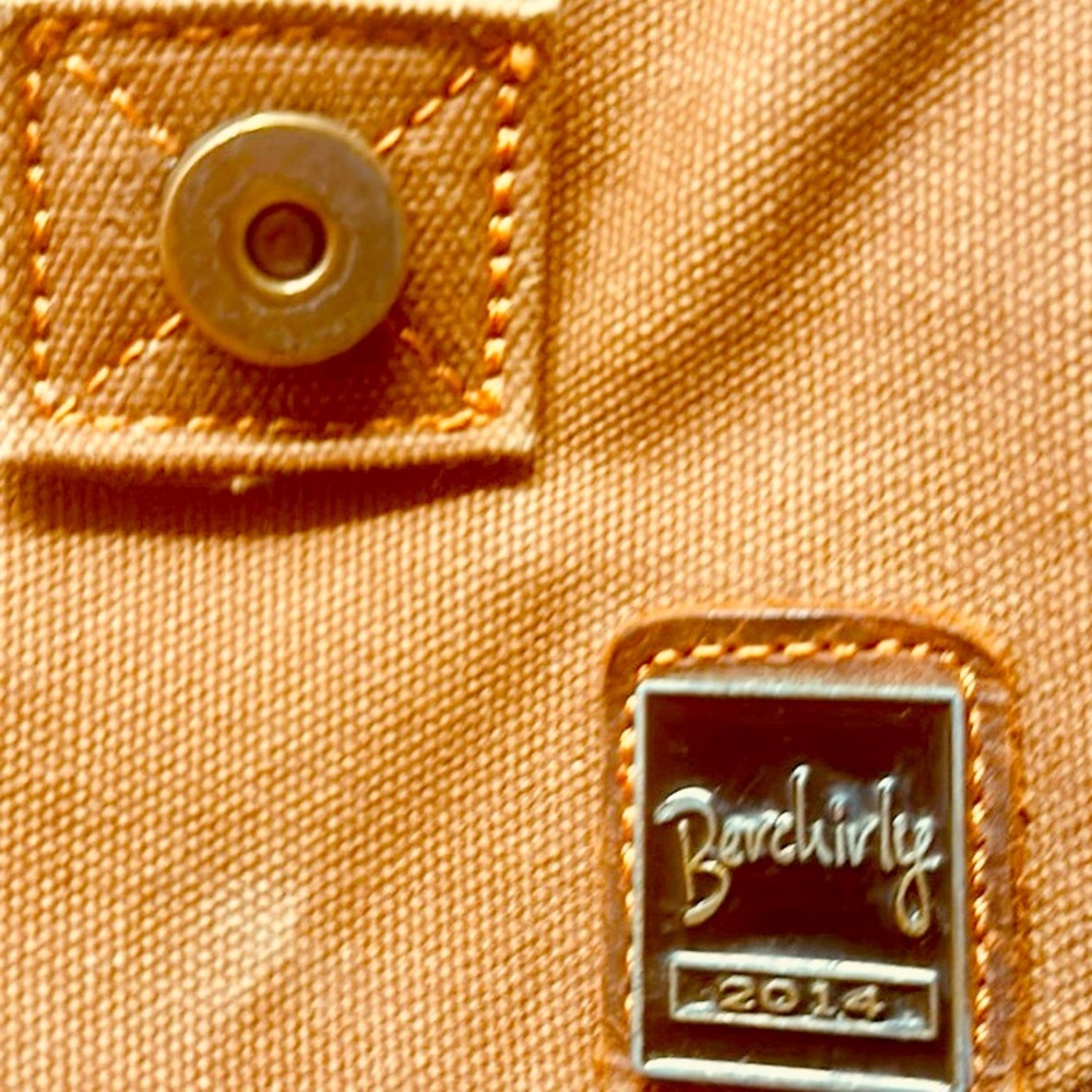 Rugged, classy, and stylish messenger bag manufactured by Berchirly.
